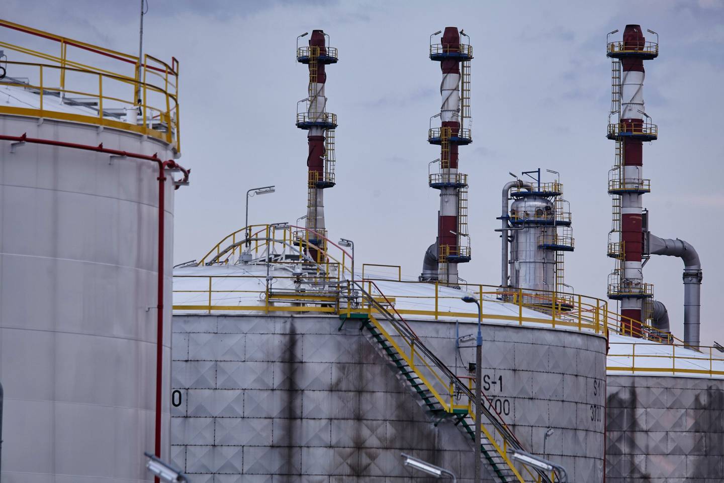 Torres de refinación cerca de los silos de almacenamiento de petróleo en la refinería de petróleo Grupa Lotos SA en Gdansk, Polonia, el martes 28 de julio de 2020. Fotógrafo: Bartek Sadowski/Bloomberg