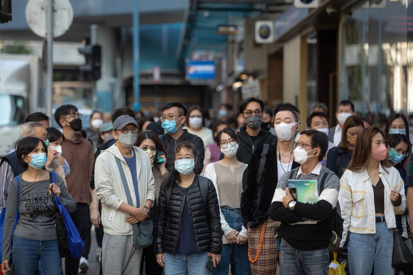 Peatones con mascarillas protectoras en Hong Kong, el 8 de diciembre.