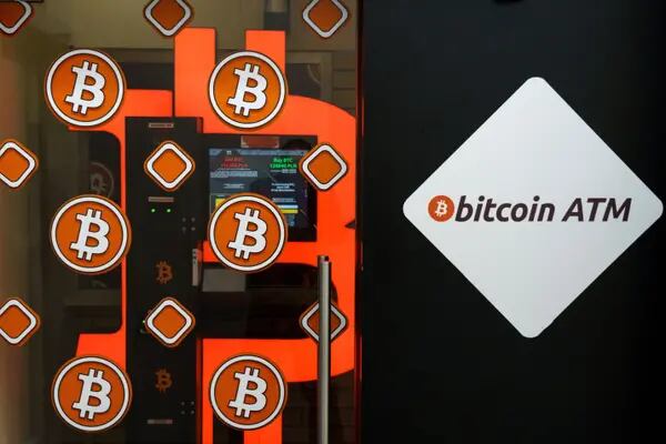 El logotipo de Bitcoin en la ventana de un quiosco de cajeros automáticos de criptomonedas en Varsovia, Polonia, el martes 24 de mayo de 2022. Fotógrafo: Piotr Malecki/Bloomberg