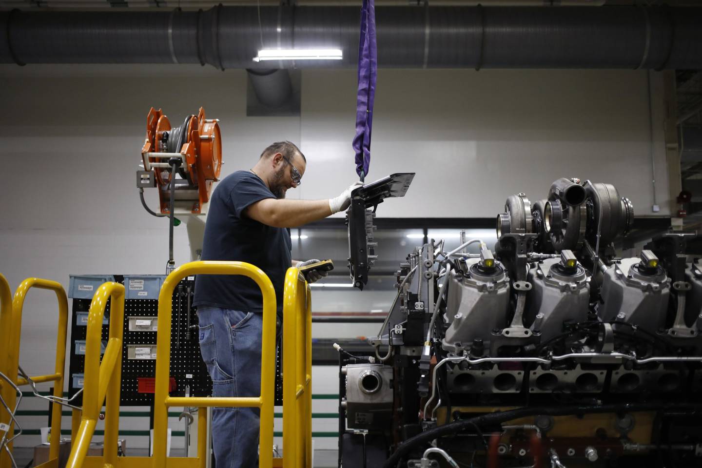 Un trabajador ensambla componentes en un motor diesel en la planta de motores Cummins Seymour en Seymour, Indiana, Estados Unidos, el lunes 18 de abril de 2022. Fotógrafo: Luke Sharrett/Bloomberg