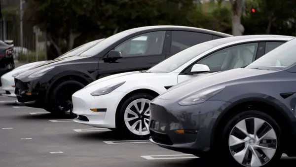 EE.UU. paga por autos viejos para promover las ventas de autos eléctricosdfd