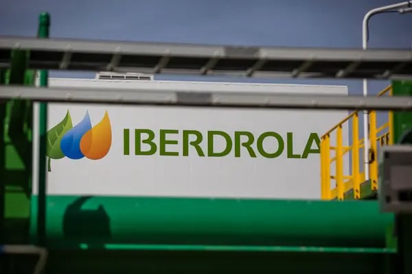 El logo de Iberdrola durante una las etapas finales de construcción de una planta de hidrógeno verde.