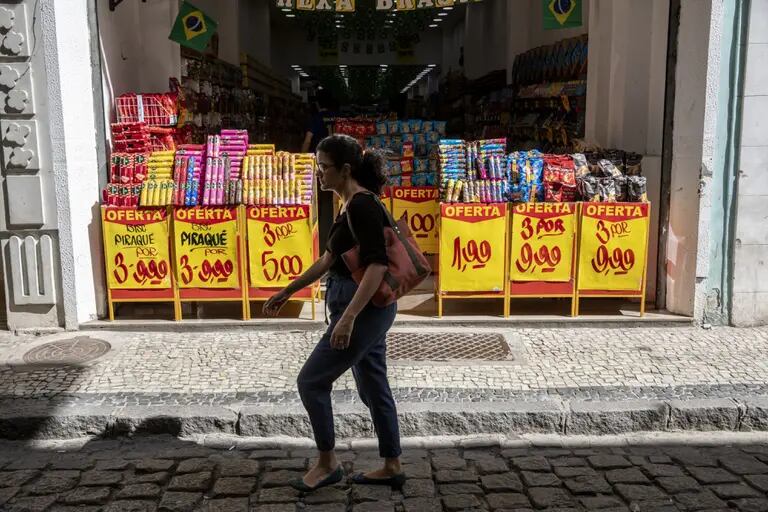 Shoppers In Rio de Janeiro On Black Fridaydfd