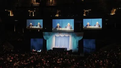 Warren Buffett, presidente y CEO de Berkshire Hathaway, y Charlie Munger, VP, en la asamblea anual de la empresa.