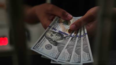 Dólar avança e supera os R$ 5 com investidores em busca de proteçãodfd
