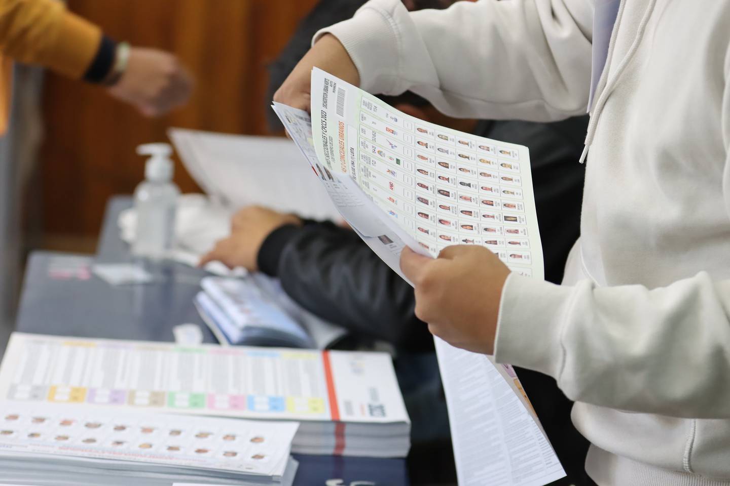 Consulta Popular gana en mayoría de preguntas en Ecuador, según primeros sondeos a boca de urna.