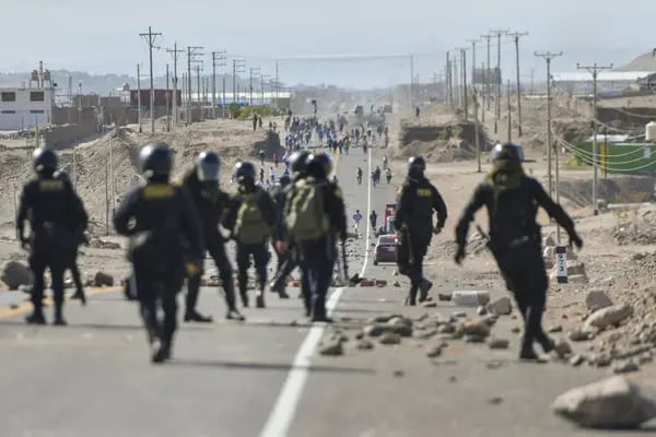 La policía peruana patrulla la carretera Panamericana en La Joya el 12 de enero. (Foto: Diego Ramos/AFP vía Getty Images)