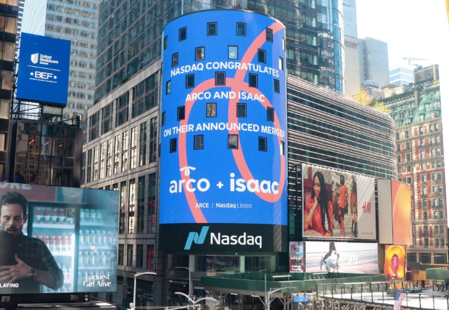 Pantalla de Nasdaq en Nueva York muestra anuncio de la adquisición de isaac por parte de Arco la semana pasada (Cortesía/Isaac/LinkedIn)