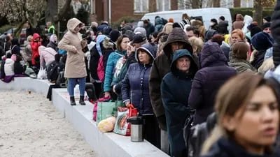 Refugiados ucranianos se registram em posto da imigração em Bruxelas