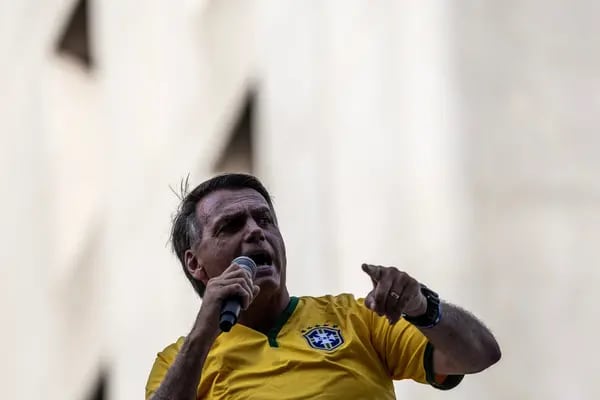 La policía brasileña investigará la aparente extensa visita del expresidente Jair Bolsonaro a la embajada de Hungría en los días posteriores a la confiscación de su pasaporte.