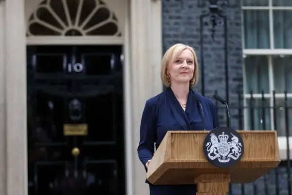 Liz Truss, primera ministra del Reino Unido, pronuncia su primer discurso como primera ministra frente al número 10 de Downing Street en Londres, Reino Unido, el martes 6 de septiembre de 2022.
