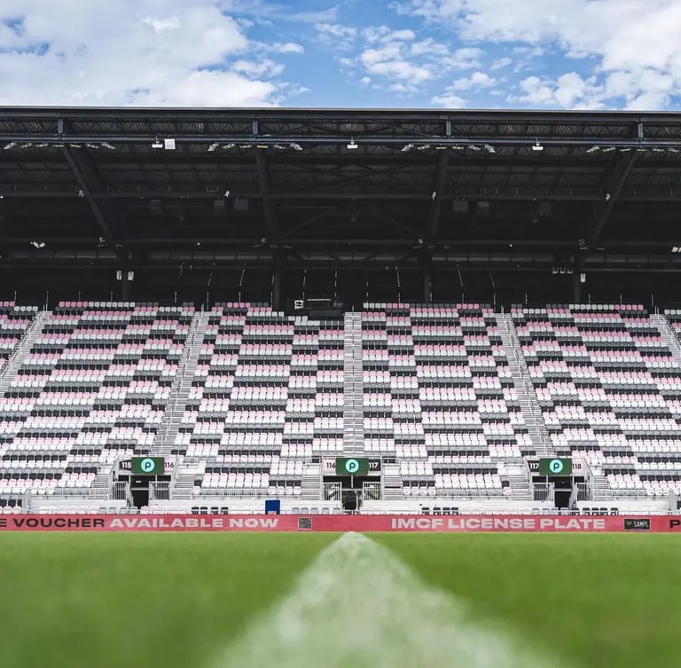 El DRV PNK Stadium tiene capacidad para 18.000 asientos.dfd