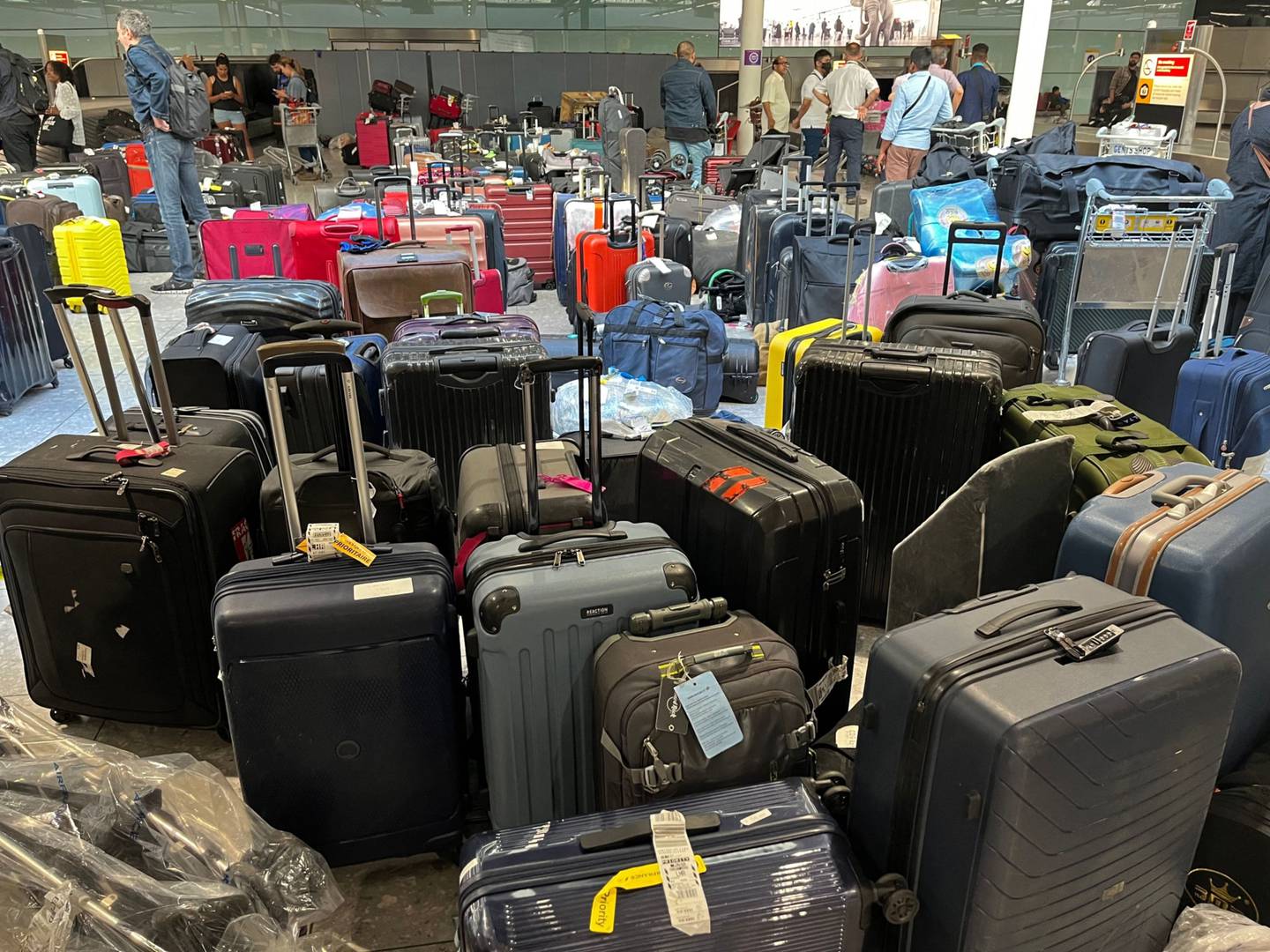 Viajantes recorrem a rastreadores de bagagem para driblar caos aéreo da Europa