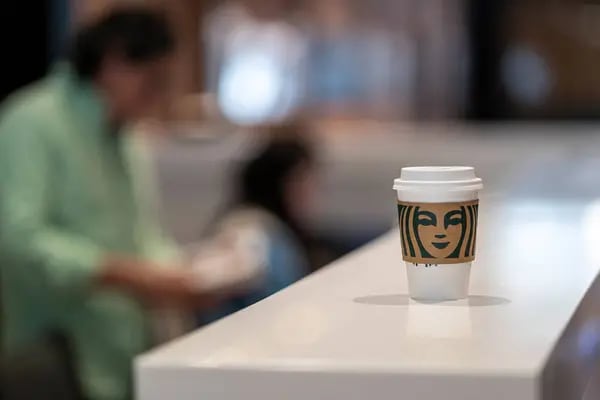 Crescimento das vendas da Starbucks desacelera em ambiente de juros elevados nos Estados Unidos