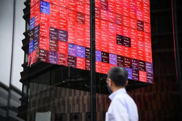 Las cifras de las acciones en una pantalla de cubo giratorio en un atrio del edificio Kabuto One, junto a la Bolsa de Tokio, en Tokio, Japón, el martes 7 de junio de 2022. Fotógrafo: Akio Kon/Bloomberg