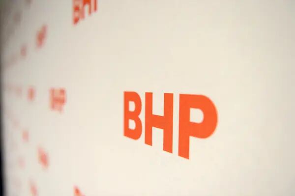 Logo da BHP em encontro de acionistas em 2017