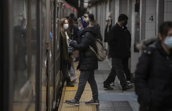 Viajeros suben y bajan de un tren subterráneo en una estación de Nueva York. Fotógrafo: Victor J. Blue/Bloomberg