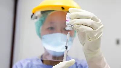 Una enfermera con equipo protectivo (PPE) prepara una dosis de AstraZeneca Plc de la vacuna contra Covid-19 en Chang Gung Memorial Hospital en Taipei, Taiwan, el jueves 13 de mayo, 2021.