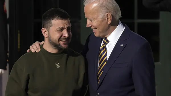 Biden dice a Zelenskiy que EE.UU. busca “paz justa” para terminar la guerradfd