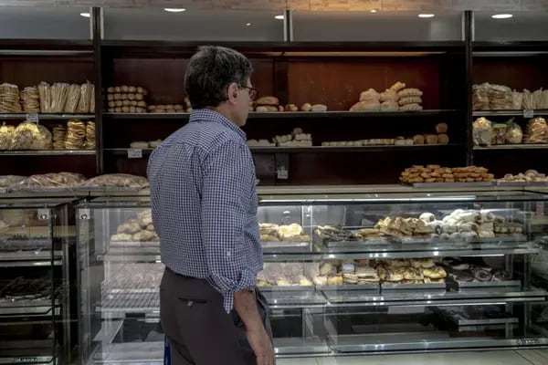 Un hombre visita una panadería en Argentina. Fotógrafa: Erica Canepa/Bloomberg
