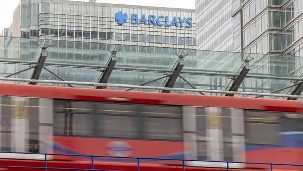 Barclays empieza a recortar empleos en su división de banca de inversióndfd