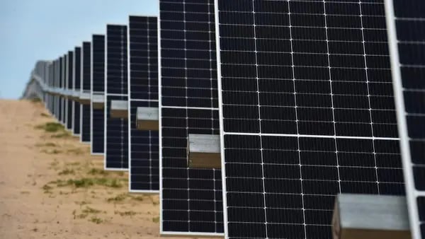 Exclusiva: México alcanzará meta de energías limpias con planta solar e hidroeléctricas de CFE, dice Senerdfd