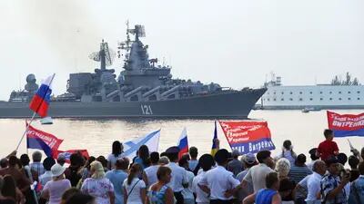 Imagen del buque Moskva entrando en la bahía de Sebastopol, en Crimea, en 2008.