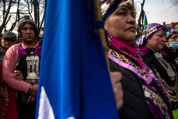 Grupo de mapuches que salieron a marchar para apoyar el referendo de la nueva constitución en agosto pasado.