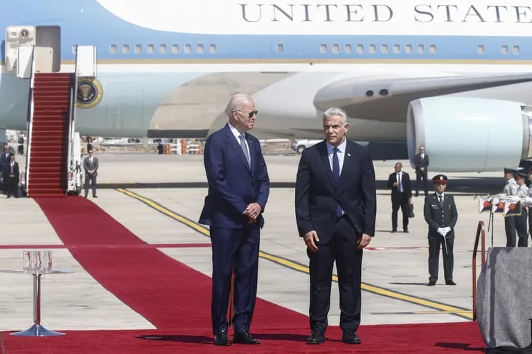 Biden junto a Yair Lapiddfd