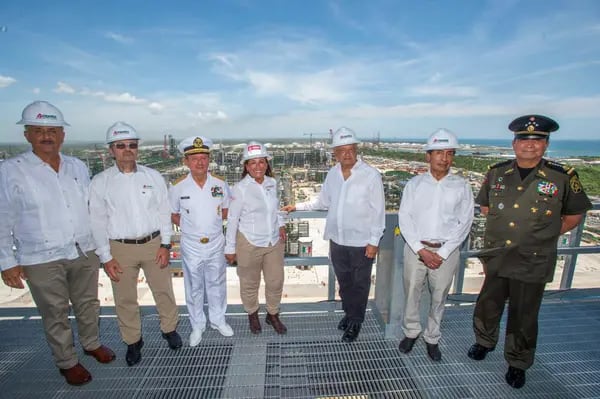 AMLO e integrantes de su gabinete realizaron un recorrido durante la inauguración de la refinería de Dos Bocas el 1 de julio de 2022. (Cortesía: Gobierno de México)