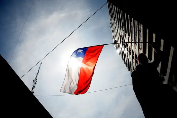 Una bandera nacional chilena. Fotógrafo: Ariel Marinkovic/AFP/Getty Images