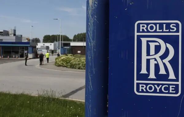 Trabajadores frente a las instalaciones de turbinas en la planta de Rolls-Royce Holdings Plc en Derby, Reino Unido, el miércoles 20 de mayo de 2020