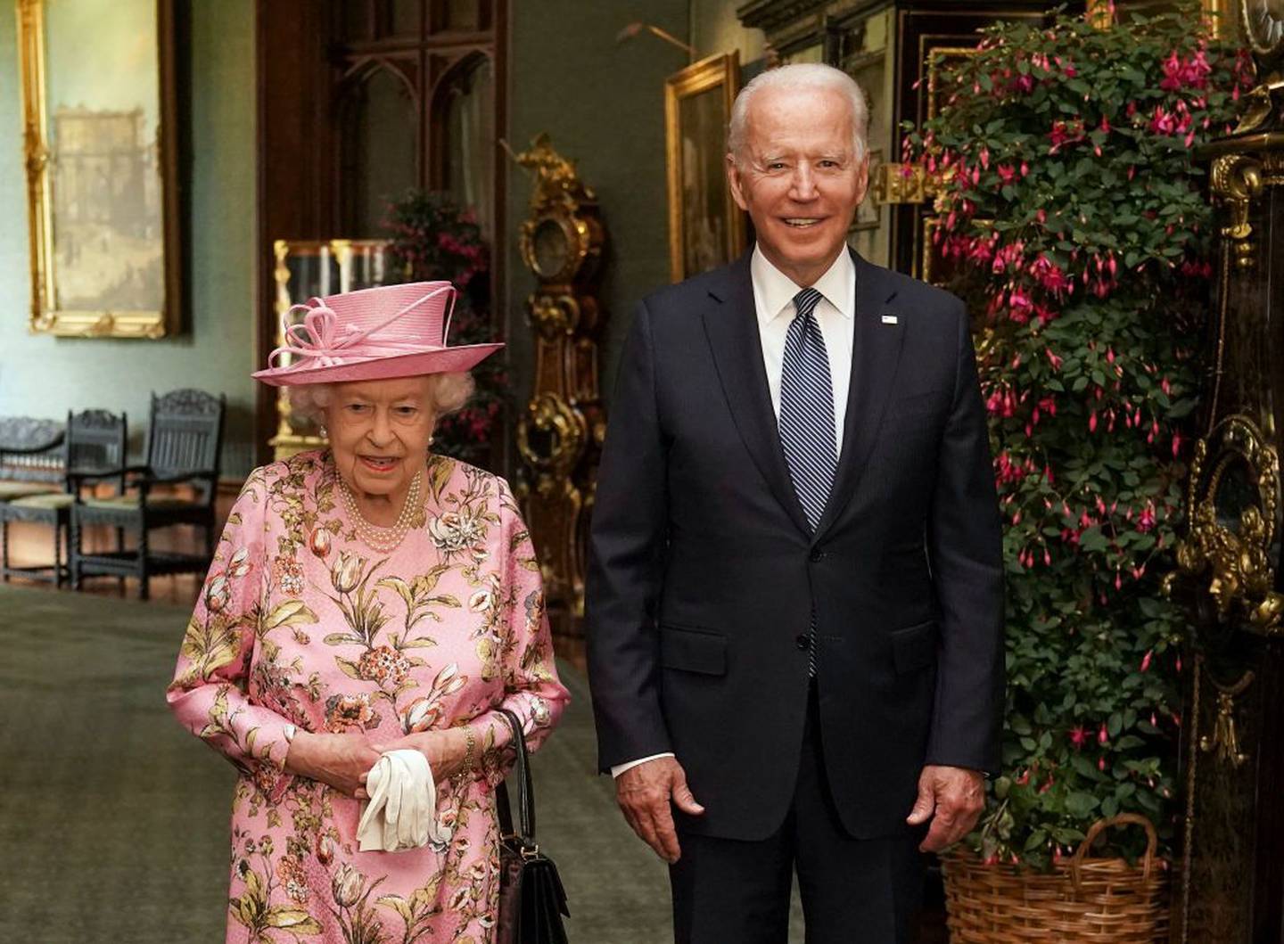 La Reina Isabel II con el Presidente de los Estados Unidos Joe Biden en el Gran Corredor durante su visita al Castillo de Windsor el 13 de junio de 2021 en Windsor, Inglaterra.