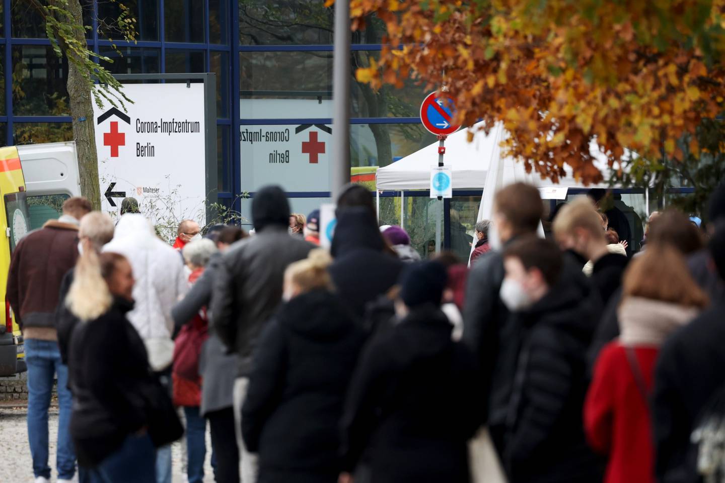 Visitantes hacen fila para recibir la vacuna contra el Covid-19 en el centro de exposiciones Messe Berlin, en Berlín, Alemania, el lunes 15 de noviembre de 2021.