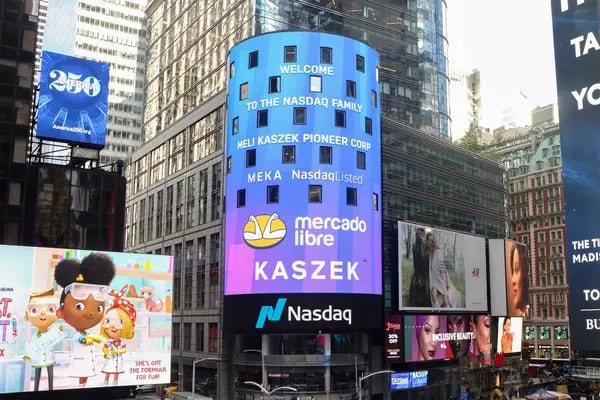 Painel eletrônico da Nasdaq na Times Square, em Nova York, celebra o IPO da MEKA, a SPAC de Mercado Livre com Kaszek em setembro de 2021 (Foto: Nasdaq)
