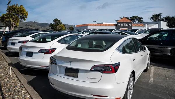 Propietarios de Tesla se mantienen fieles a la marca pese a polémicas de Muskdfd