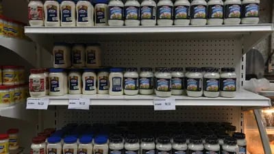 Marcas de mayonesa importadas y nacionales ofrecidas en una tienda de abarrotes en Caracas. Fotógrafo: Carolina Cabral / Bloomberg