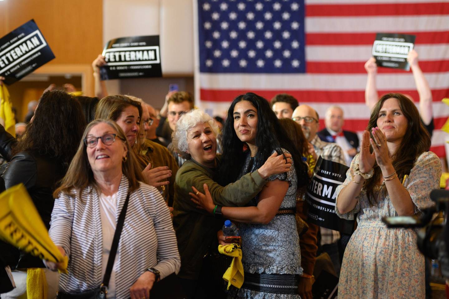 Gisele Fetterman, esposa de John Fetterman, vicegobernador de Pensilvania y candidato demócrata al Senado, es abrazada por su madre, Ester Resende, durante un acto de la noche de las elecciones primarias en Pittsburgh, Pensilvania, Estados Unidos, el martes 17 de mayo de 2022.