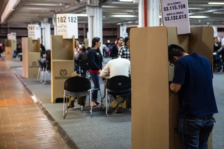 Según la Registraduría Nacional, de los 39.002.239 colombianos habilitados para votar en los comicios presidenciales del 2022, 38.029.475 podrán hacerlo en el territorio nacional y 972.764 en el exterior.dfd