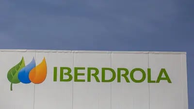 El logo de Iberdrola durante una etapa final en la construcción de una central de hidrógeno verde en España