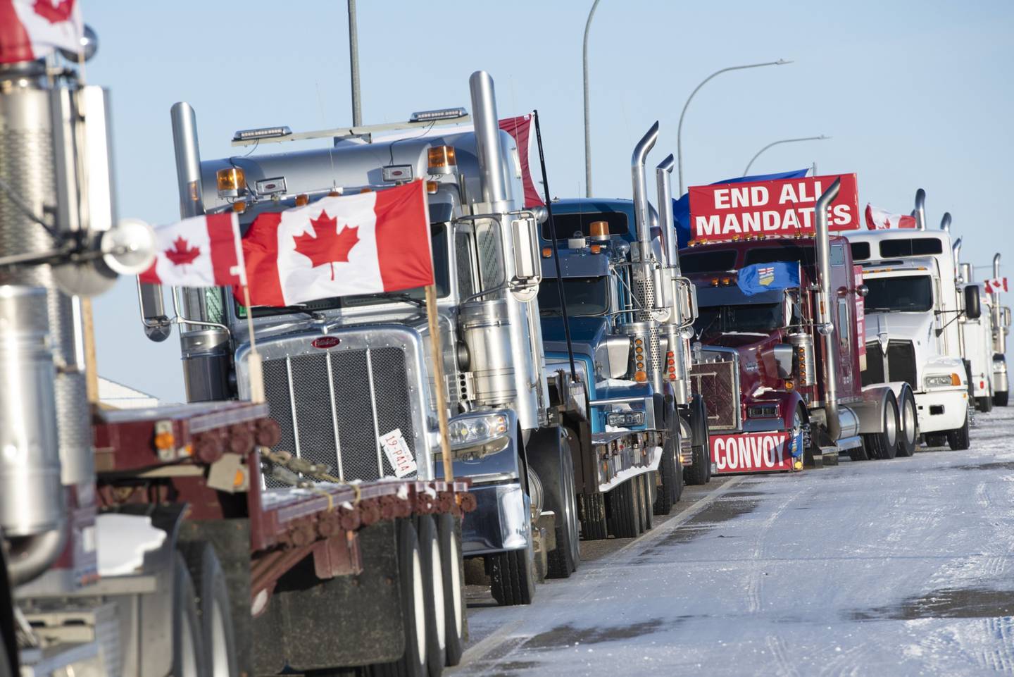 Filas de camiones bloquean la frontera entre Estados Unidos y Canadá durante una manifestación en Coutts, Alberta, Canadá, el 2 de febrero.