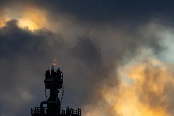 Gases inflamables liberados por una chimenea en la refinería de petróleo PCK Schwedt, operada por PCK Raffinerie GmbH, una filial de Rosneft Oil Co., en Schwedt, Alemania, el jueves 7 de abril de 2022.