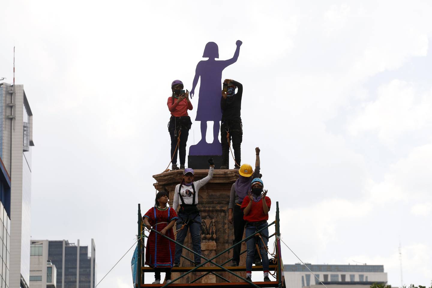 Manifestantes y familiares de víctimas de feminicidio inauguraron un nuevo monumento hecho de acero en lugar de madera en la Glorieta de las Mujeres Que Luchan el 5 de marzo. Fotógrafo: Luis Barrón/Eyepix Group/Getty Images