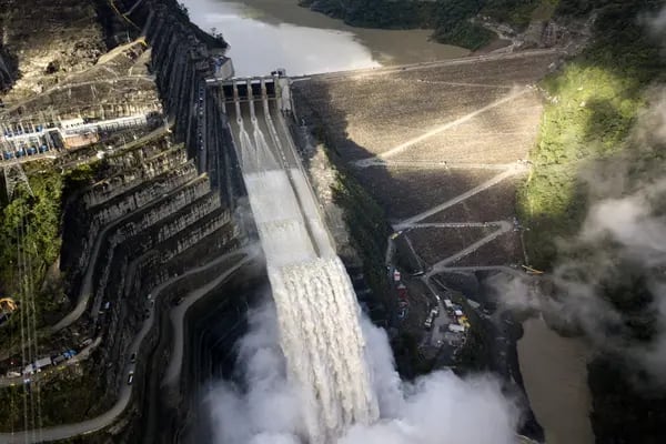 El agua fluye por el muro de la represa hidroeléctrica Hidroituango en estas fotografías aéreas tomadas sobre Ituango, Colombia, el sábado 8 de junio de 2019.