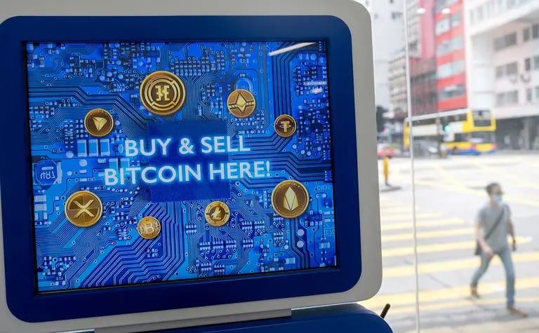 Una pantalla en la que se lee "¡Compre y venda Bitcoin aquí!" en un cajero automático de criptomonedas en la tienda de divisas digitales Hong Kong Digital Asset Exchange Ltd. en Hong Kong. Fotógrafo: Paul Yeung/Bloombergdfd