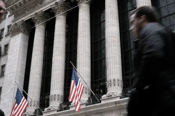 Varias personas pasan por delante de la Bolsa de Nueva York (NYSE) el 16 de marzo de 2023 en Nueva York. Foto de Spencer Platt/Getty Images