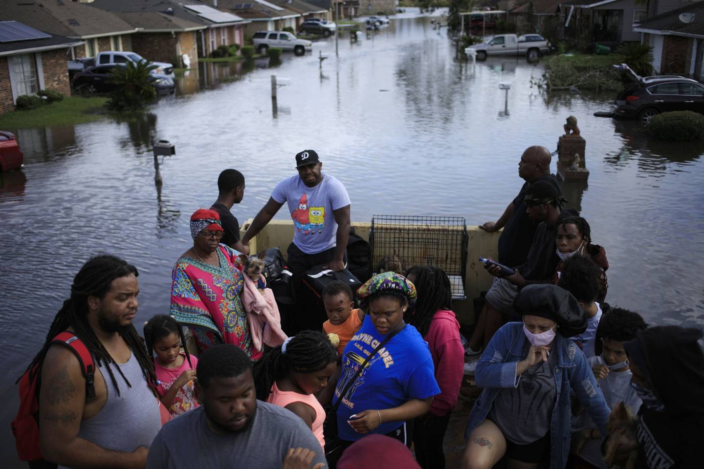 Residentes son trasladados en un vehículo para aguas altas después de ser rescatados de la inundación que dejó el huracán Ida en LaPlace, Luisiana, EE.UU.dfd