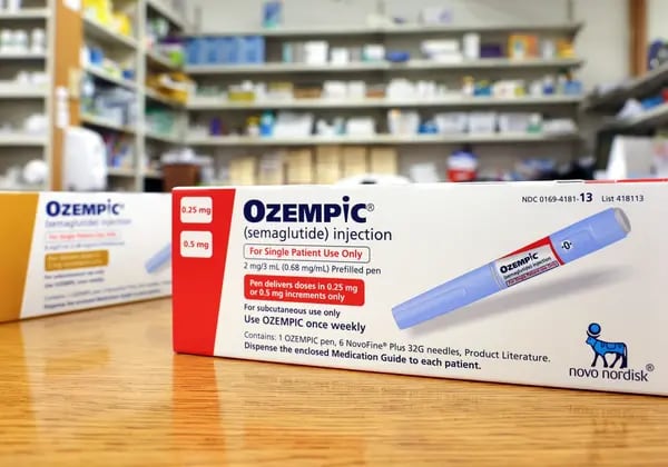 En esta ilustración fotográfica, cajas del medicamento para la diabetes Ozempic descansan sobre el mostrador de una farmacia el 17 de abril de 2023 en Los Ángeles, California. (Ilustración fotográfica de Mario Tama/Getty Images)