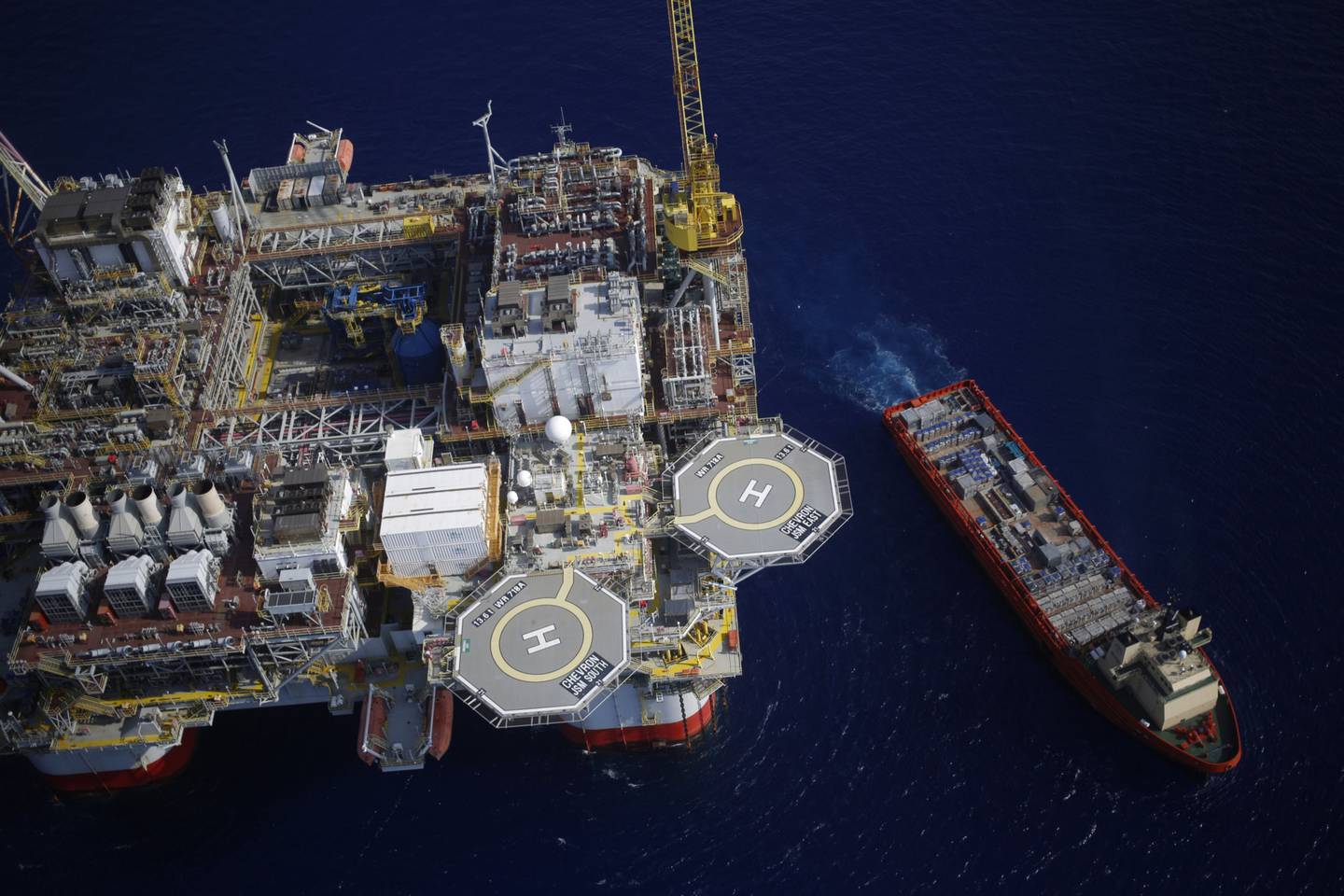 El buque de suministro de la plataforma Kobe Chouest está anclado junto a la plataforma petrolera de aguas profundas de Chevron Corp. Jack/St. Malo en el Golfo de México en la fotografía aérea tomada frente a la costa de Luisiana, EE.UU., el viernes 18 de mayo de 2018.