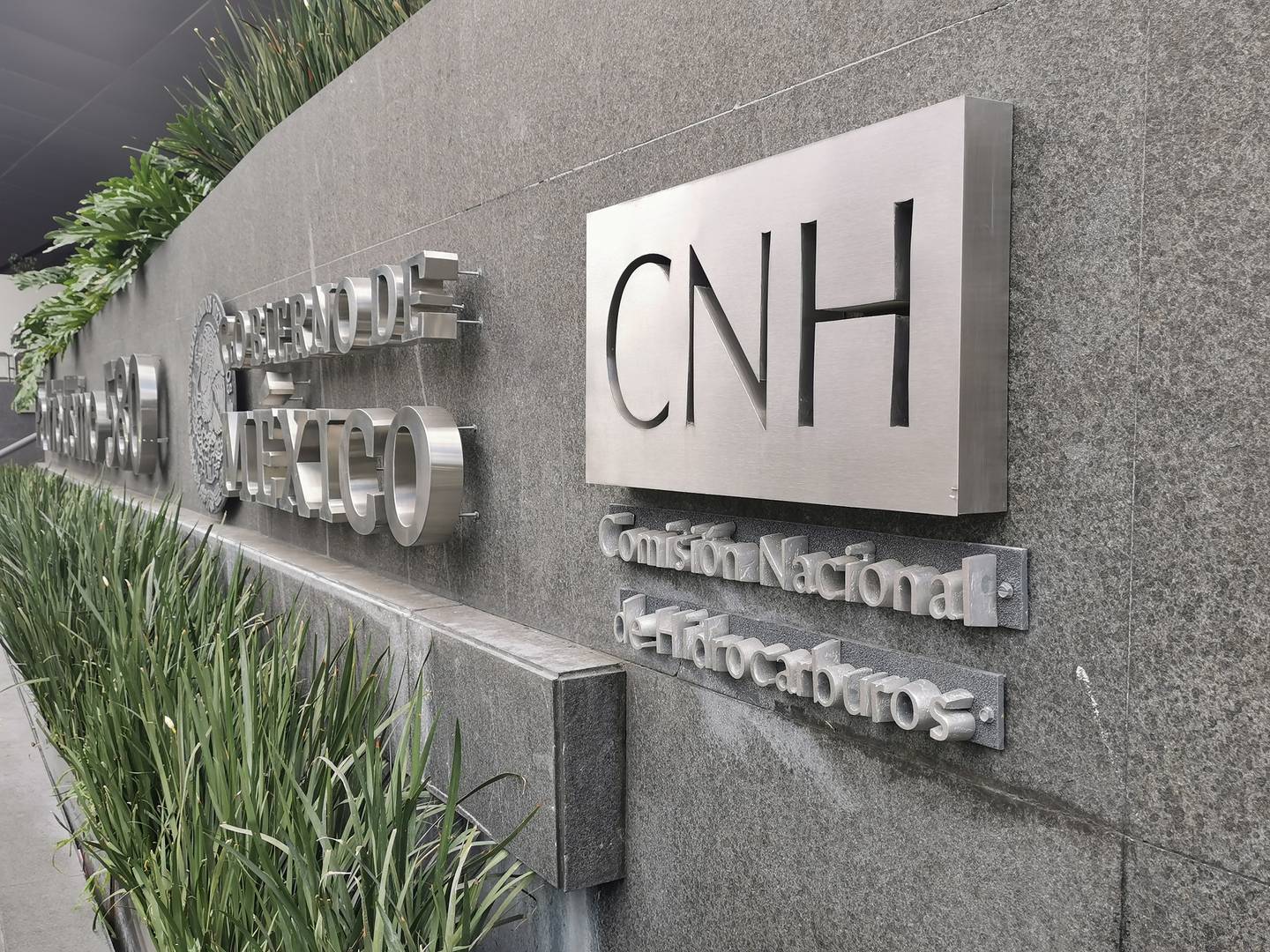 Logotipo de la Comisión Nacional de Hidrocarburos (CNH) afuera de su sede en la Ciudad de México (Foto: Arturo Solís).